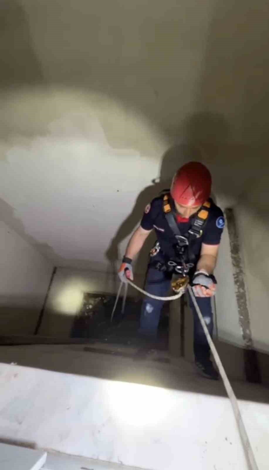 KOCAELİ'NİN KARAMÜRSEL İLÇESİNDE APARTMANIN BOŞLUĞUNA DÜŞEREK MAHSUR KALAN YAVRU MARTI, İTFAİYE...