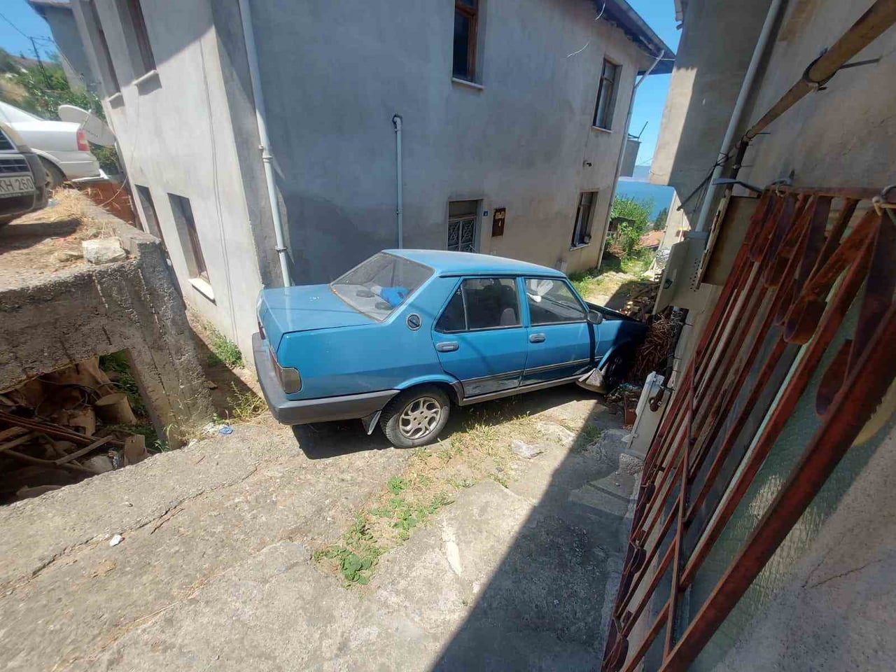 KOCAELİ'NİN KARAMÜRSEL İLÇESİNDE YOKUŞ AŞAĞI İNEN OTOMOBİL, KARŞI YÖNDEN GELEN BAŞKA BİR ARACA...