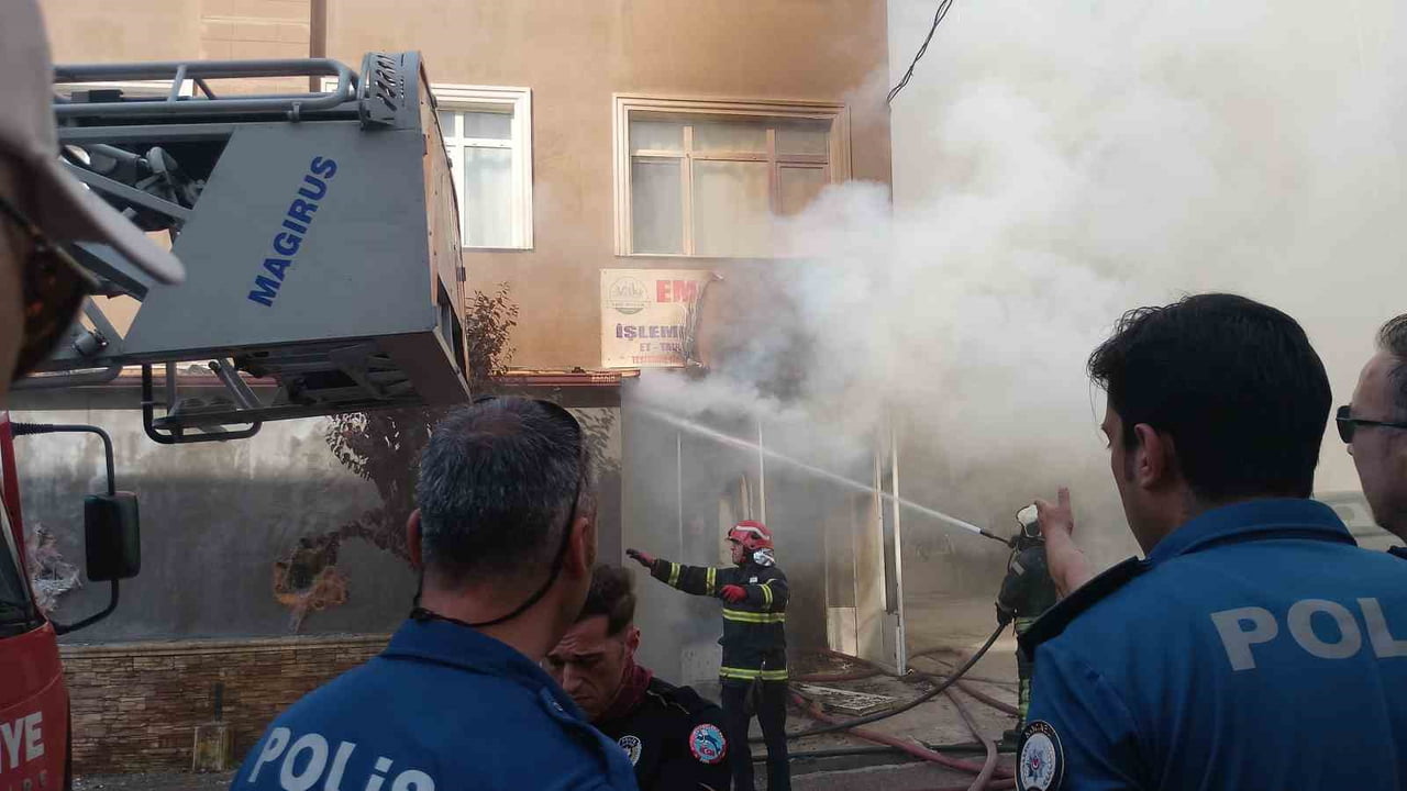 KOCAELİ'NİN KARAMÜRSEL İLÇESİNDE YUMURTA VE ET ÜRÜNLERİ SATIŞI YAPILAN DÜKKANDA ÇIKAN YANGIN...