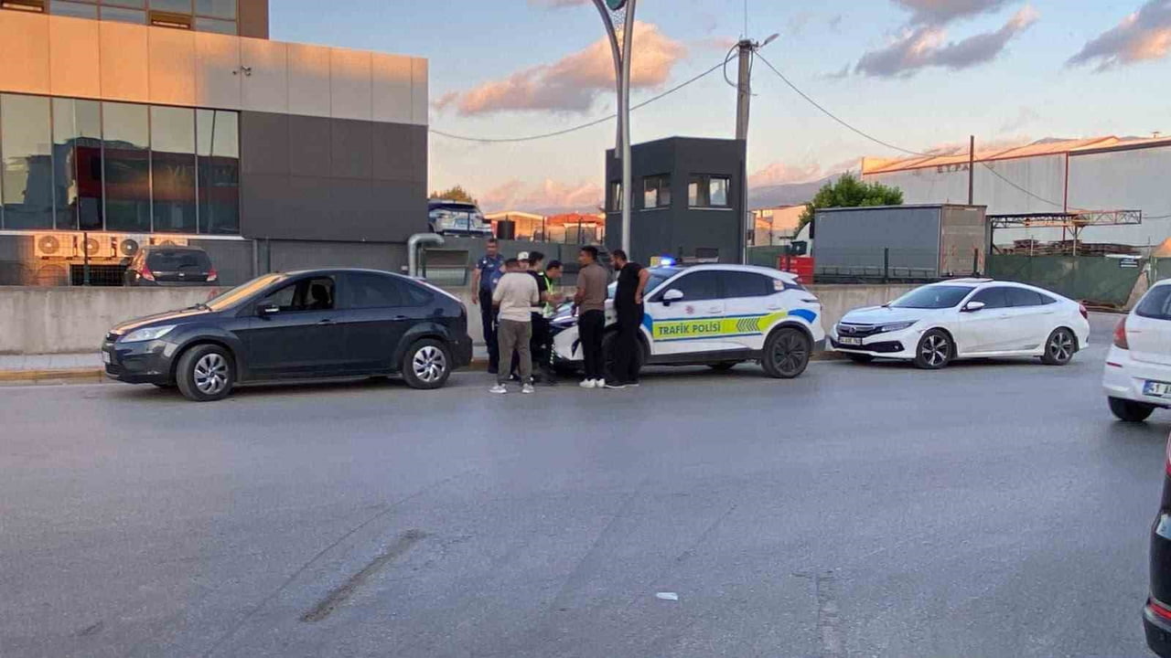 KOCAELİ'NİN KARTEPE İLÇESİNDE PEŞ PEŞE İKİ AYRI ARACA ÇARPAN VE KAÇMAYA ÇALIŞIRKEN ÇARPTIĞI İKİNCİ...