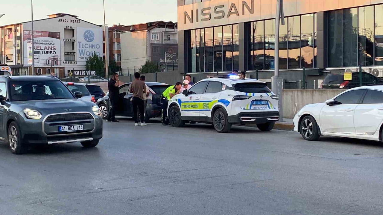 KOCAELİ'NİN KARTEPE İLÇESİNDE PEŞ PEŞE İKİ AYRI ARACA ÇARPAN VE KAÇMAYA ÇALIŞIRKEN ÇARPTIĞI İKİNCİ...