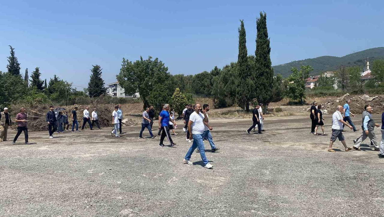 KOCAELİ'NİN KÖRFEZ İLÇESİNDE MAHALLE SAKİNLERİ YAPIMI PLANLANAN TIR PARKINA KARŞI PROTESTO...