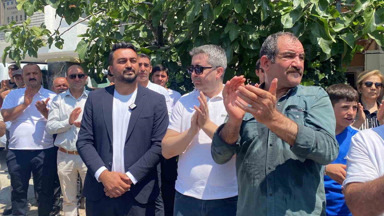 KOCAELİ'NİN KÖRFEZ İLÇESİNDE MAHALLE SAKİNLERİ YAPIMI PLANLANAN TIR PARKINA KARŞI PROTESTO...
