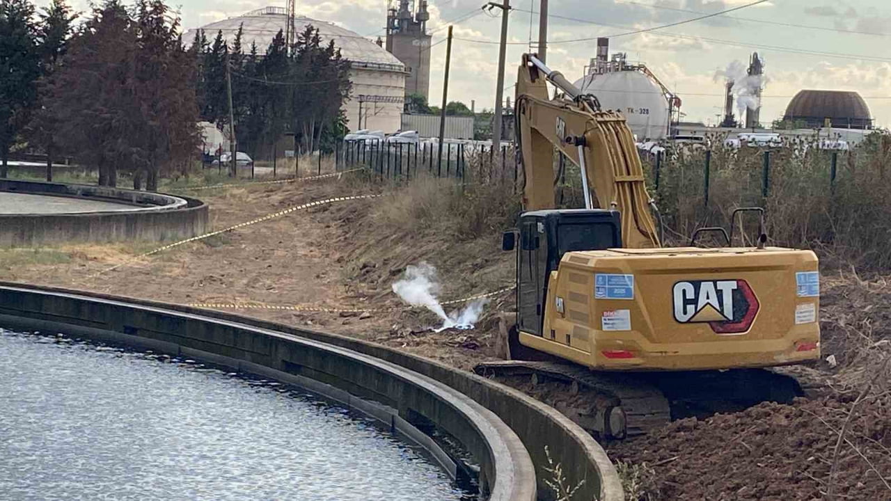 KOCAELİ'NİN KÖRFEZ İLÇESİNDE SU ARITMA TESİSİNDE ÇALIŞMA YAPAN BİR KEPÇE OPERATÖRÜ, KAZI SIRASINDA...