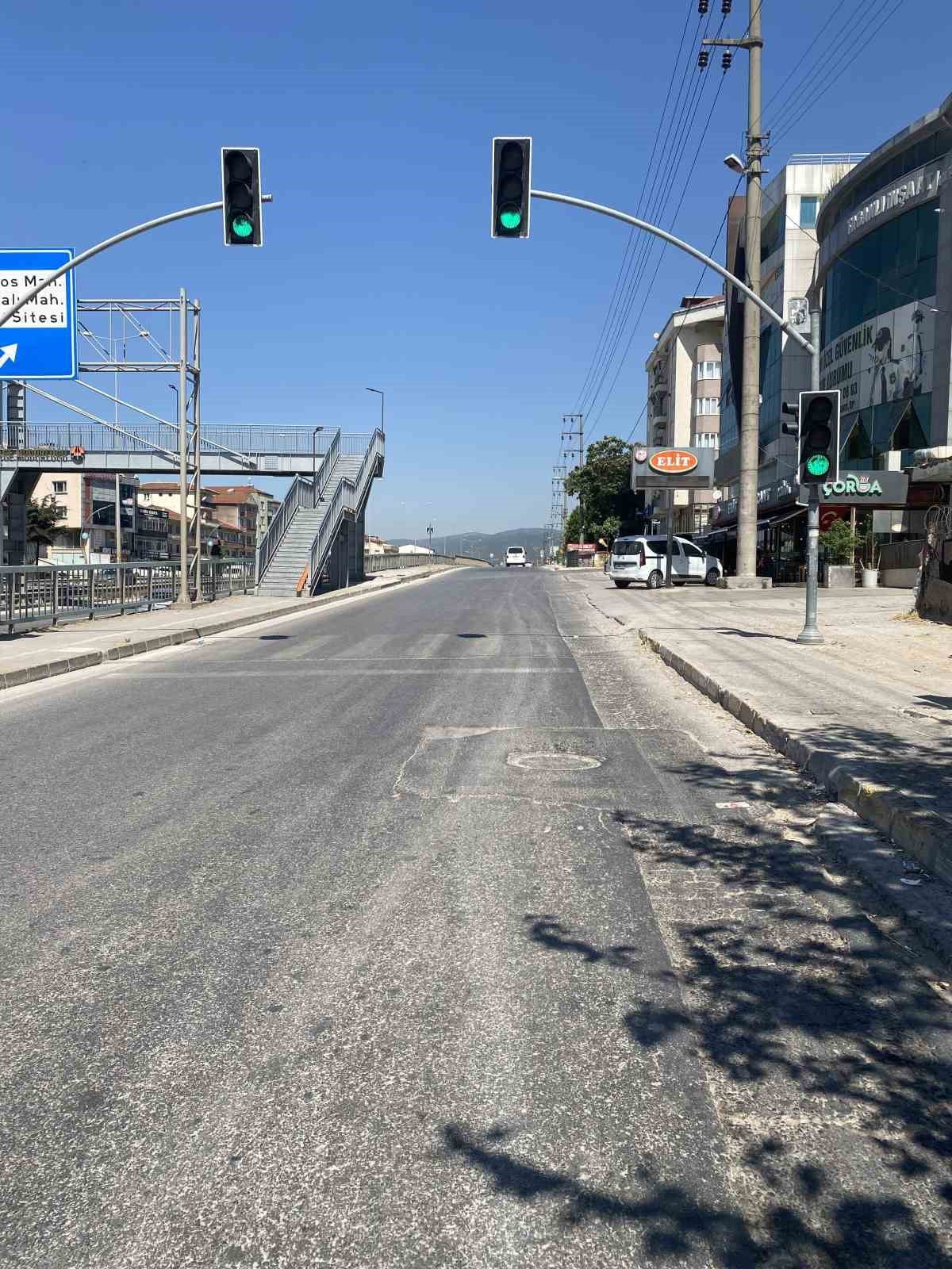 KOCAELİ'NİN KÖRFEZ İLÇESİNDE SÜRÜCÜSÜNÜN HAKİMİYETİNDE OLAN MOTOSİKLET YAYAYA ÇARPTI. KAZADA...