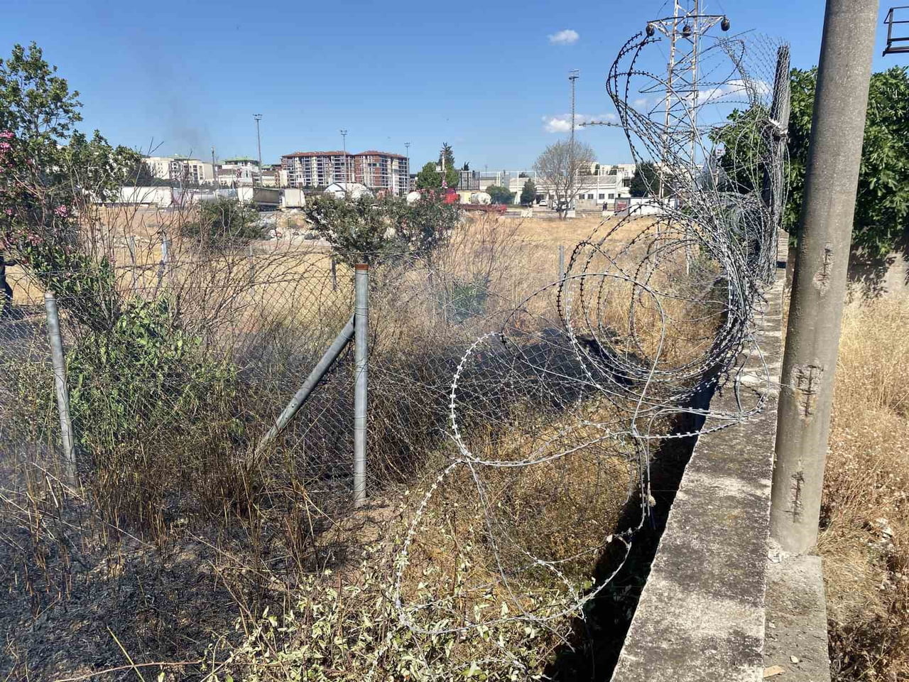 KOCAELİ'NİN KÖRFEZ İLÇESİNDE TEM OTOYOLU KENARINDA SEYİR HALİNDEKİ SAMAN YÜKLÜ TIRIN RÖMORKUNDA...
