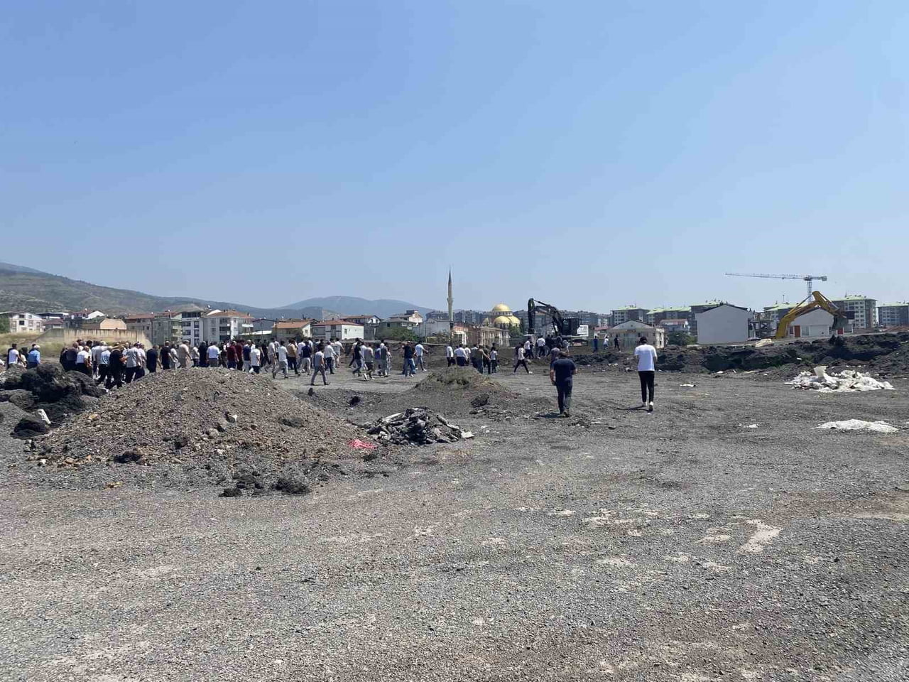 KOCAELİ'NİN KÖRFEZ İLÇESİNDE VATANDAŞLARIN YAPIMI PLANLANAN TIR PARKINA KARŞI DÜZENLEDİĞİ...