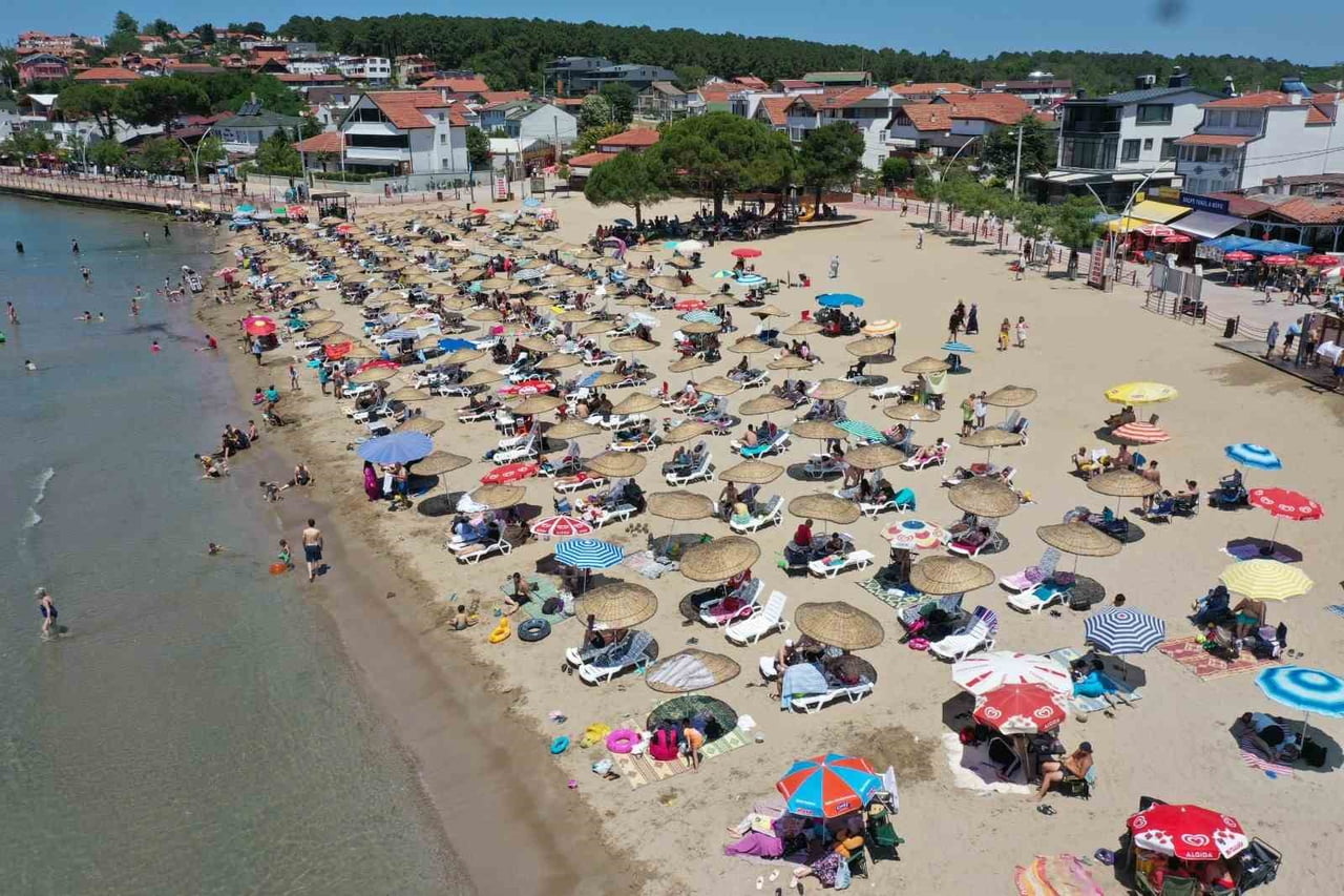 KOCAELİ BÜYÜKŞEHİR BELEDİYESİ, SORUMLULUĞUNDAKİ MAVİ BAYRAKLI PLAJLARDA DENİZ SEZONUNU AÇARAK...