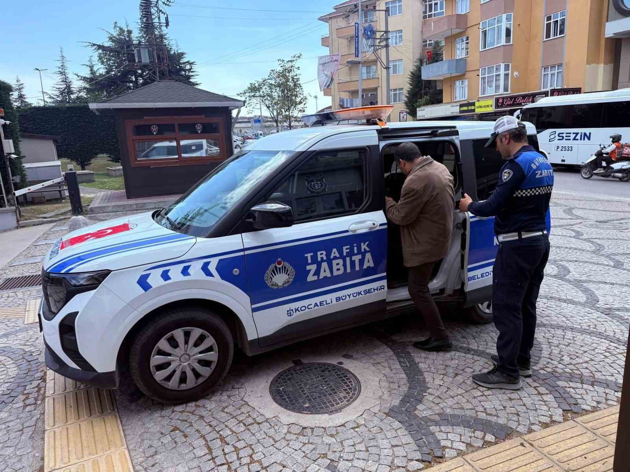 KOCAELİ BÜYÜKŞEHİR BELEDİYESİ ZABITA EKİPLERİ, DİLOVASI’NDA ALZHEİMER HASTASI KADINI BULARAK...