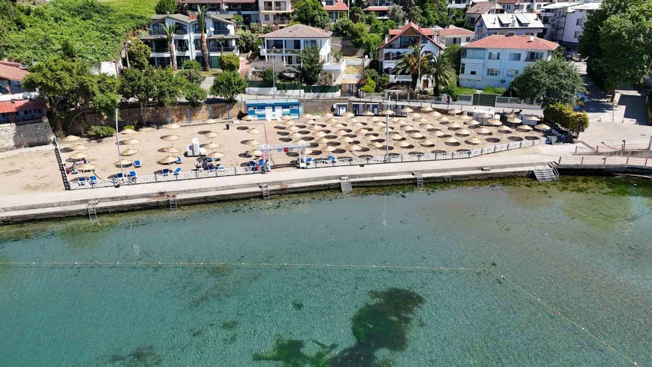 KOCAELİ’DE 9 PLAJDA “MAVİ BAYRAK” UNVANI KORUNURKEN, YAZ SEZONU ÖNCESİ SAHİLLERDEKİ HAZIRLIK VE...