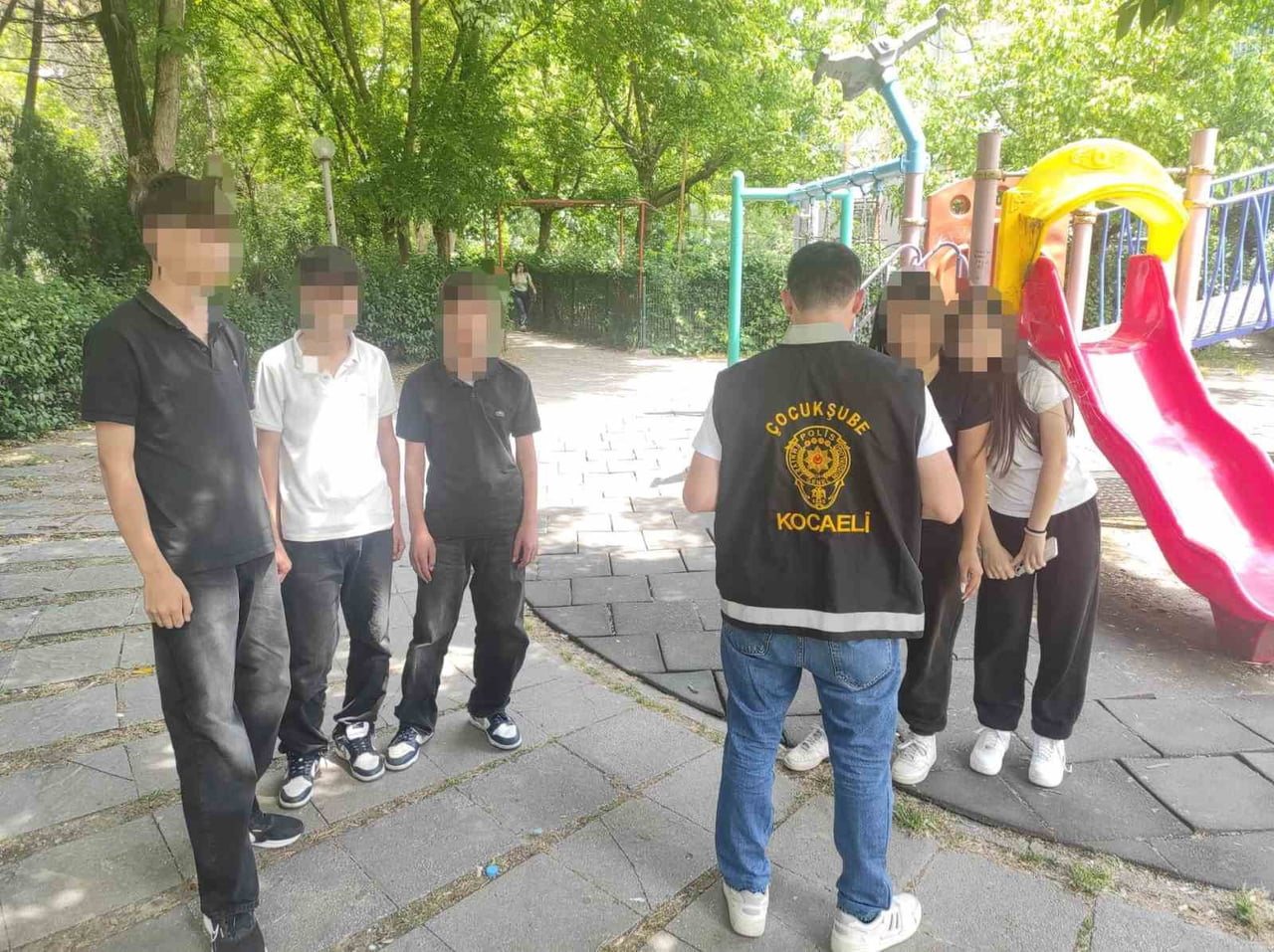 KOCAELİ’DE BİR AYDA YAPILAN DENETİMLERDE 51 ÇOCUĞUN SOKAKTA DİLENDİĞİ TESPİT EDİLİRKEN, AİLELERE...