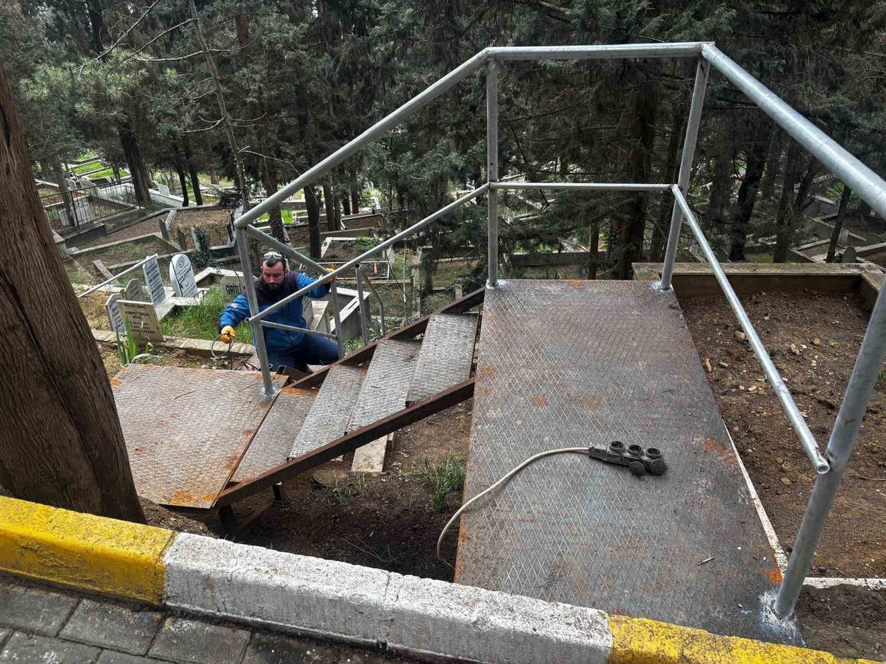 KOCAELİ’DE MEZARLIK VE ŞEHİTLİKLERDE ERİŞİMİ KOLAYLAŞTIRMAK İÇİN MERDİVEN İMALATI VE BAKIM...