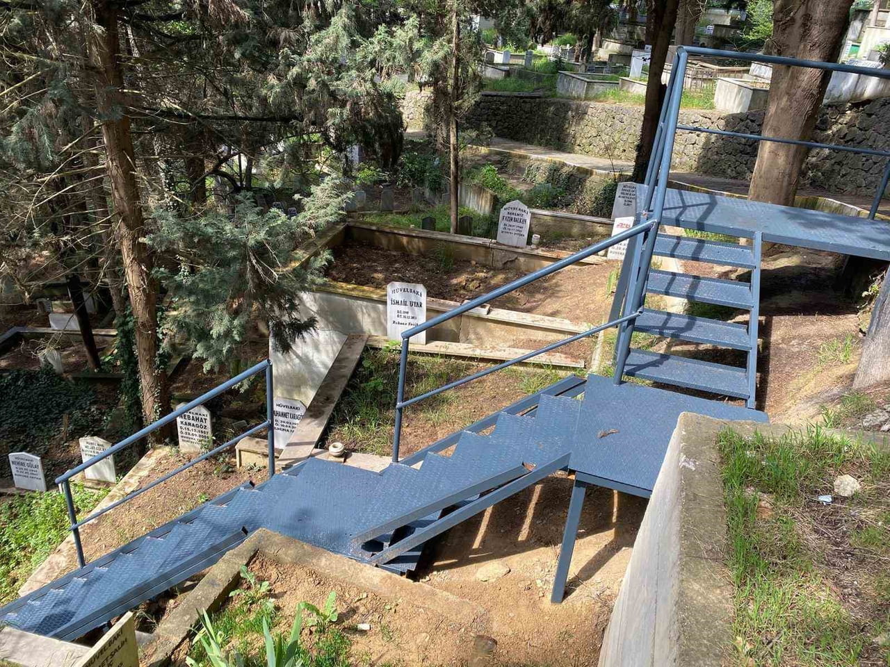 KOCAELİ’DE MEZARLIK VE ŞEHİTLİKLERDE ERİŞİMİ KOLAYLAŞTIRMAK İÇİN MERDİVEN İMALATI VE BAKIM...