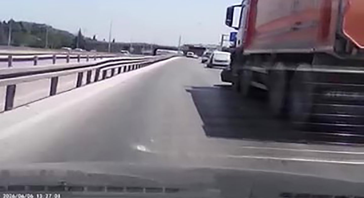KOCAELİ’NİN BAŞİSKELE İLÇESİNDE KAMYONLA ÇARPIŞAN OTOMOBİL, KAMYONUN ÖNÜNDE METRELERCE SÜRÜKLENDİ....
