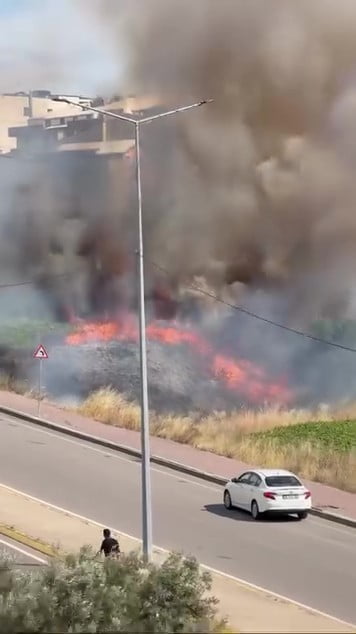 KOCAELİ’NİN DARICA İLÇESİNDE BOŞ ARAZİDE ÇIKAN YANGIN KORKUYA SEBEP OLDU. KURUYAN OTLARIN...