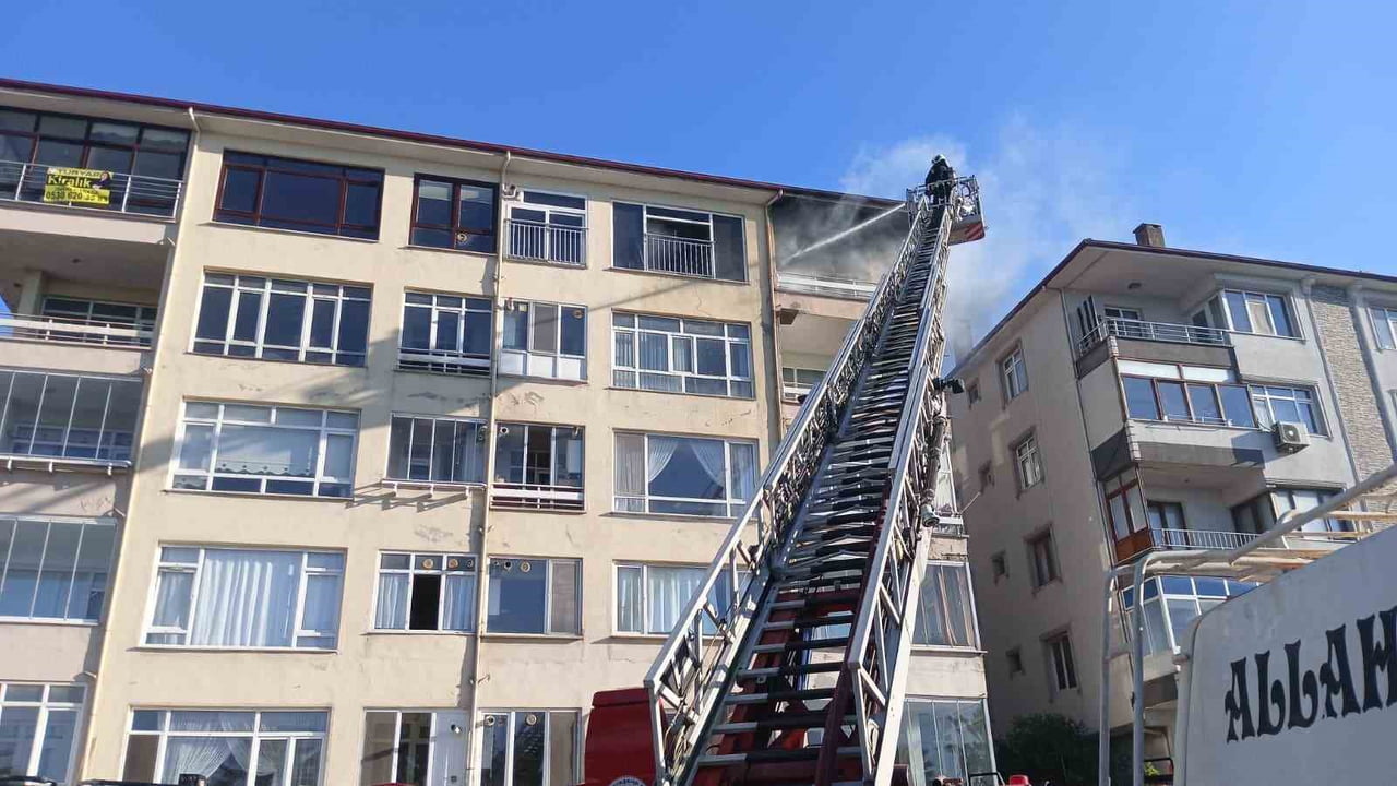 KOCAELİ’NİN KARAMÜRSEL İLÇESİNDE 6 KATLI APARTMANIN EN ÜST KATINDA ÇIKAN YANGINDA MAHSUR KALAN...