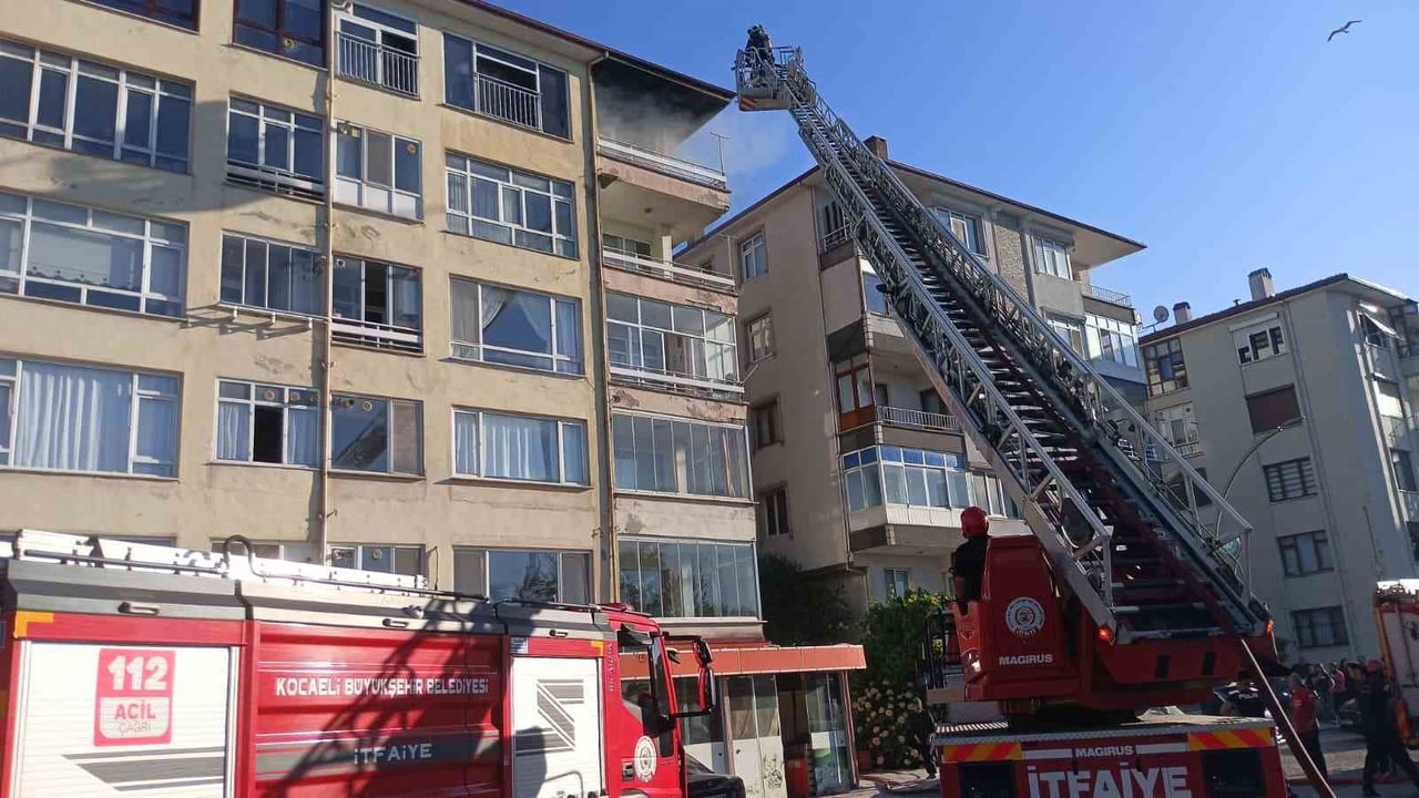 KOCAELİ’NİN KARAMÜRSEL İLÇESİNDE 6 KATLI APARTMANIN EN ÜST KATINDA ÇIKAN YANGINDA MAHSUR KALAN...