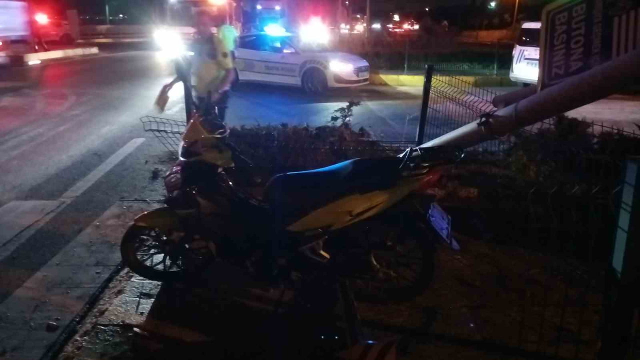 KOCAELİ’NİN KARAMÜRSEL İLÇESİNDE MOTOSİKLET İLE OTOMOBİLİN ÇARPIŞMASI SONUCU MEYDANA GELEN KAZADA...