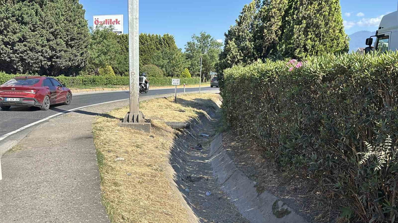KOCAELİ’NİN KARTEPE İLÇESİNDE PANELVANIN YOL TABELASINA ÇARPMASI SONUCU 1 KİŞİ HAYATINI KAYBETTİ...