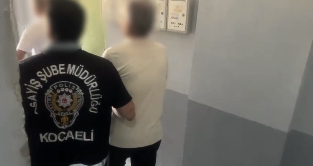 KOCAELİ POLİSİNİN ARADIĞI 8 YILLIK FİRARİ İZMİR'DE YAKALANDI