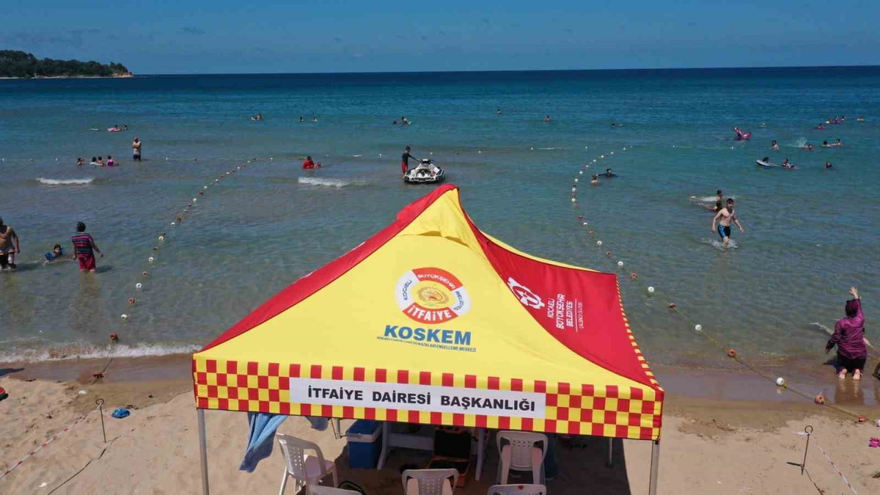 KOCAELİ SAHİLLERİNDE DENİZ SEZONUNUN BAŞLAMASIYLA BİRLİKTE CANKURTARAN HİZMETİ VEREN KOSKEM...