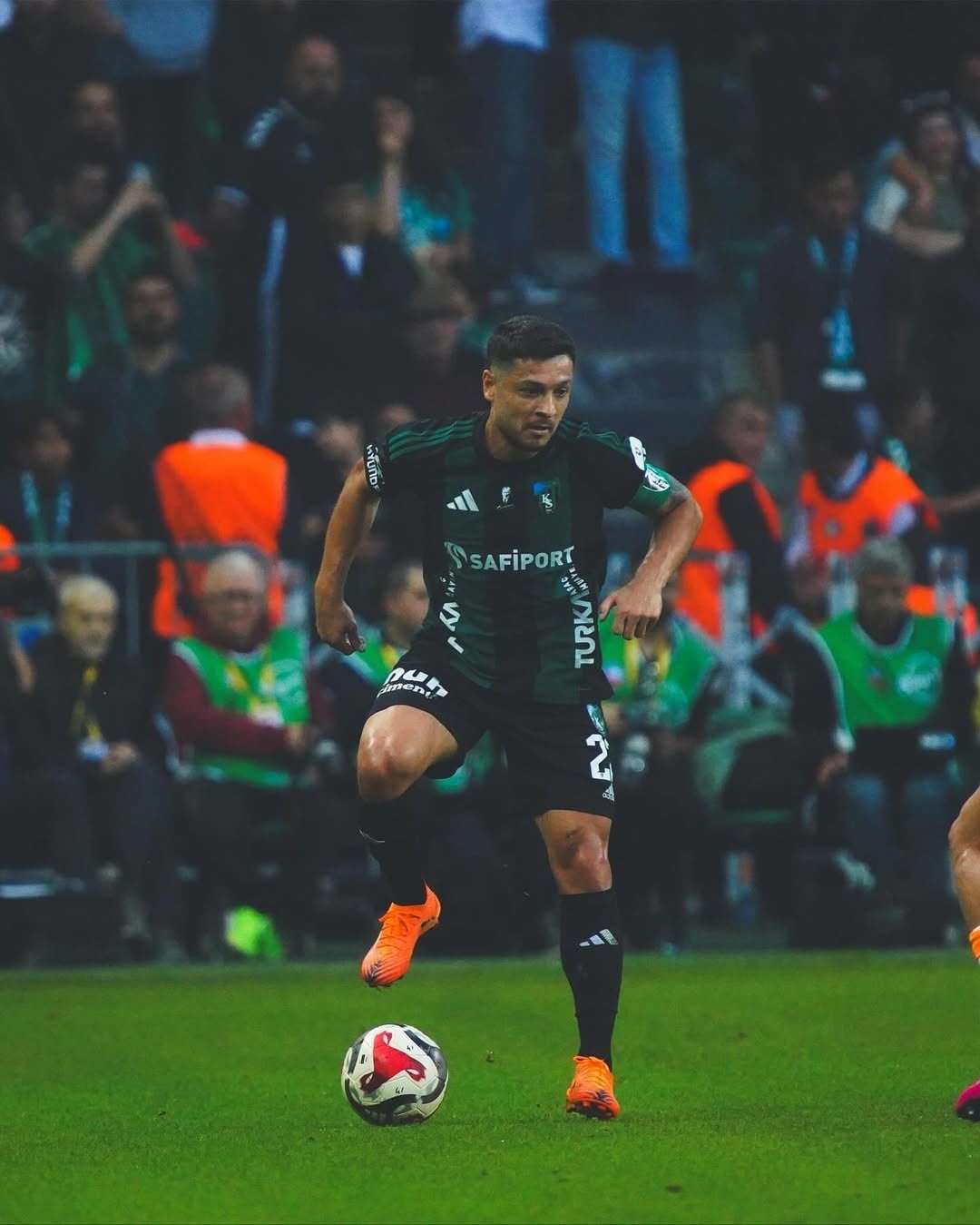 KOCAELİSPOR'DA KAPTAN AHMET OĞUZ KULÜBE VEDA ETTİ. DENEYİMLİ OYUNCU, "BU KULÜBÜN, ARMANIN VE...