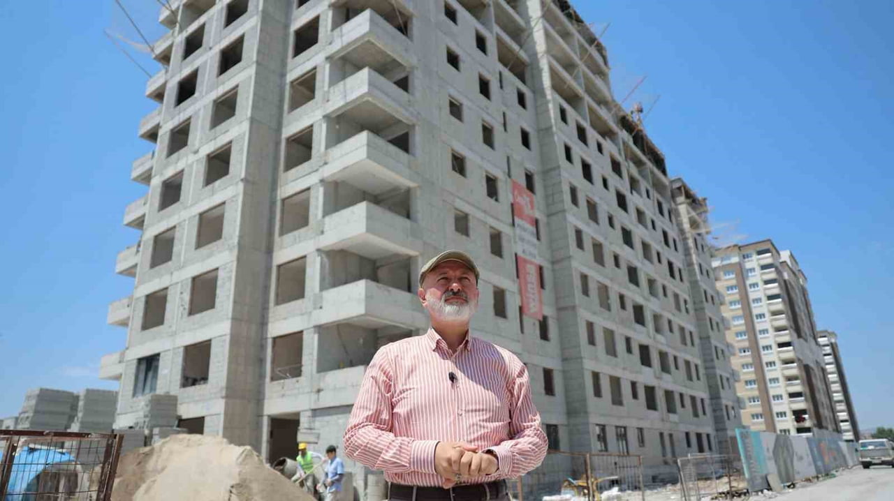KOCASİNAN BELEDİYE BAŞKANI AHMET ÇOLAKBAYRAKDAR; YUNUSEMRE KENTSEL DÖNÜŞÜM ALANI’NDA YAPIMI SÜREN...