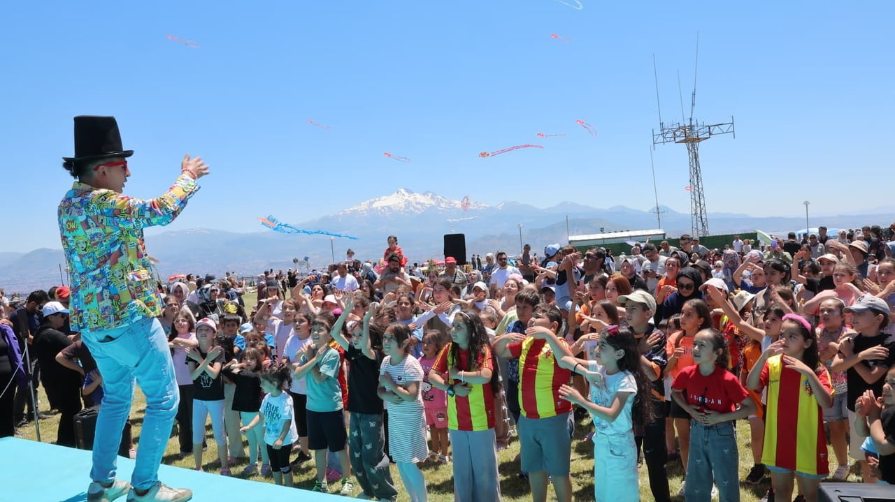 KOCASİNAN BELEDİYESİ TARAFINDAN ÇOCUKLARIN KARNE SEVİNCİNİ PAYLAŞMAK AMACIYLA DÜZENLENEN 'KARNENİ...