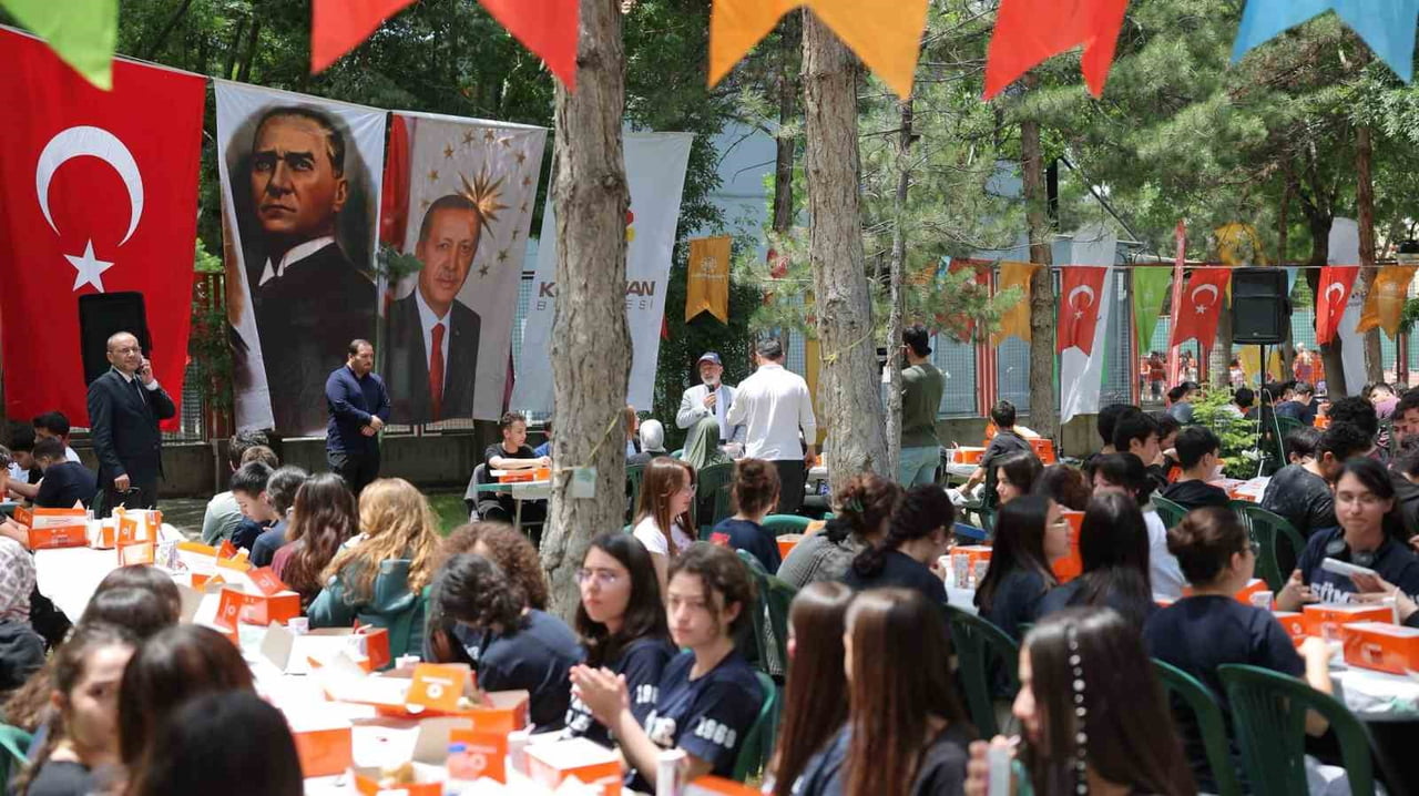 KOCASİNAN BELEDİYESİ TARAFINDAN GENÇLERLE GÜÇLÜ İLETİŞİM KURMAK VE ONLARIN EĞİTİM HAYATLARINA...