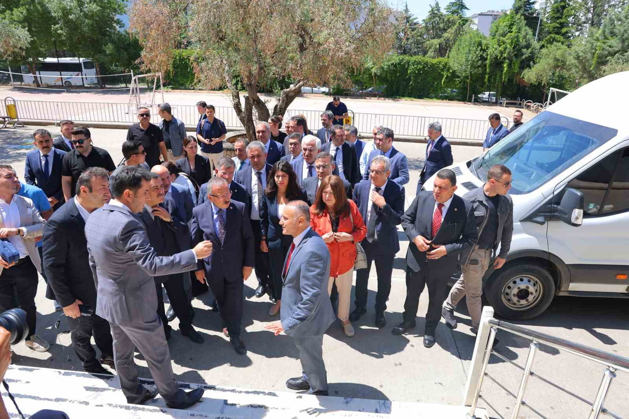KOMİSYON ÜYELERİ OKULUN ÇEŞİTLİ BÖLÜMLERİNDE İNCELEMELER YAPARKEN, YETKİLİLER TARAFINDAN OLAYIN...