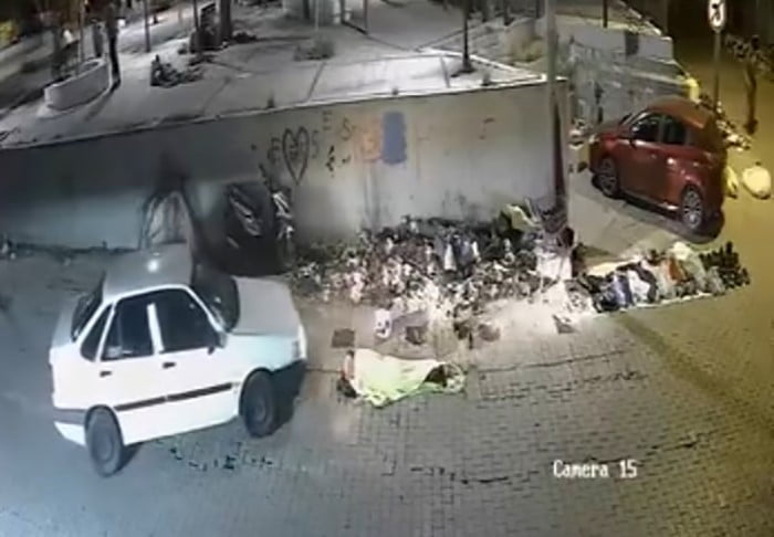 KONAK İLÇESİNDE, KALDIRIMDA PARK HALİNDEKİ OTOMOBİLİNİ ÇALIŞTIRAN SÜRÜCÜ, ARACIN HEMEN ÖNÜNDE...