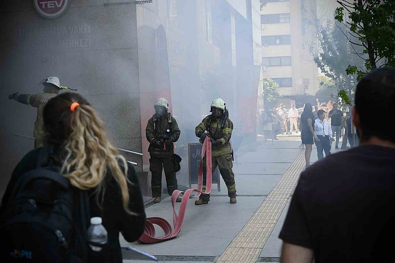 KONAK İLÇESİNDEKİ TÜRK EĞİTİM VAKFI’NDA GERÇEKLEŞTİRİLEN YANGIN TATBİKATI GERÇEĞİNİ...