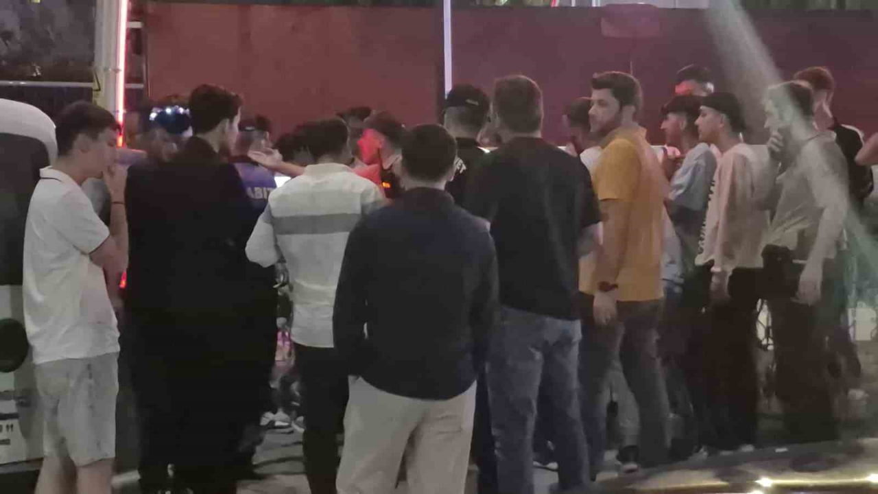 KONSER ALANINDA ZABITA İLE TARTIŞAN GENÇ, POLİS BEKÇİLER TARAFINDAN DIŞARI ÇIKARILARAK, ALANDAN...