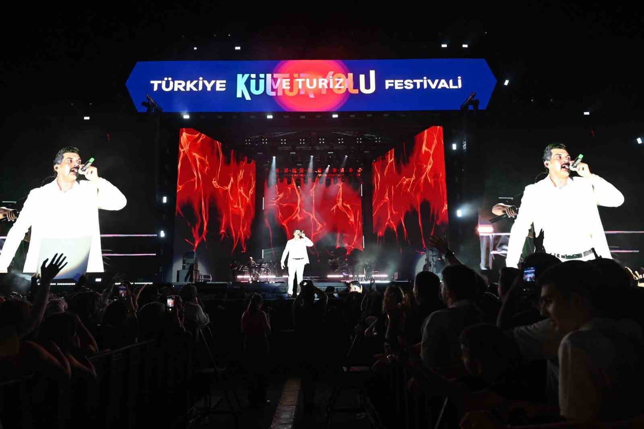 KONSER VERMEK İÇİN SAMSUN’DA BULUNAN ŞARKICI VE ESKİ SURVİVOR YARIŞMACISI BAYHAN GÜRHAN SAMSUN’DA...