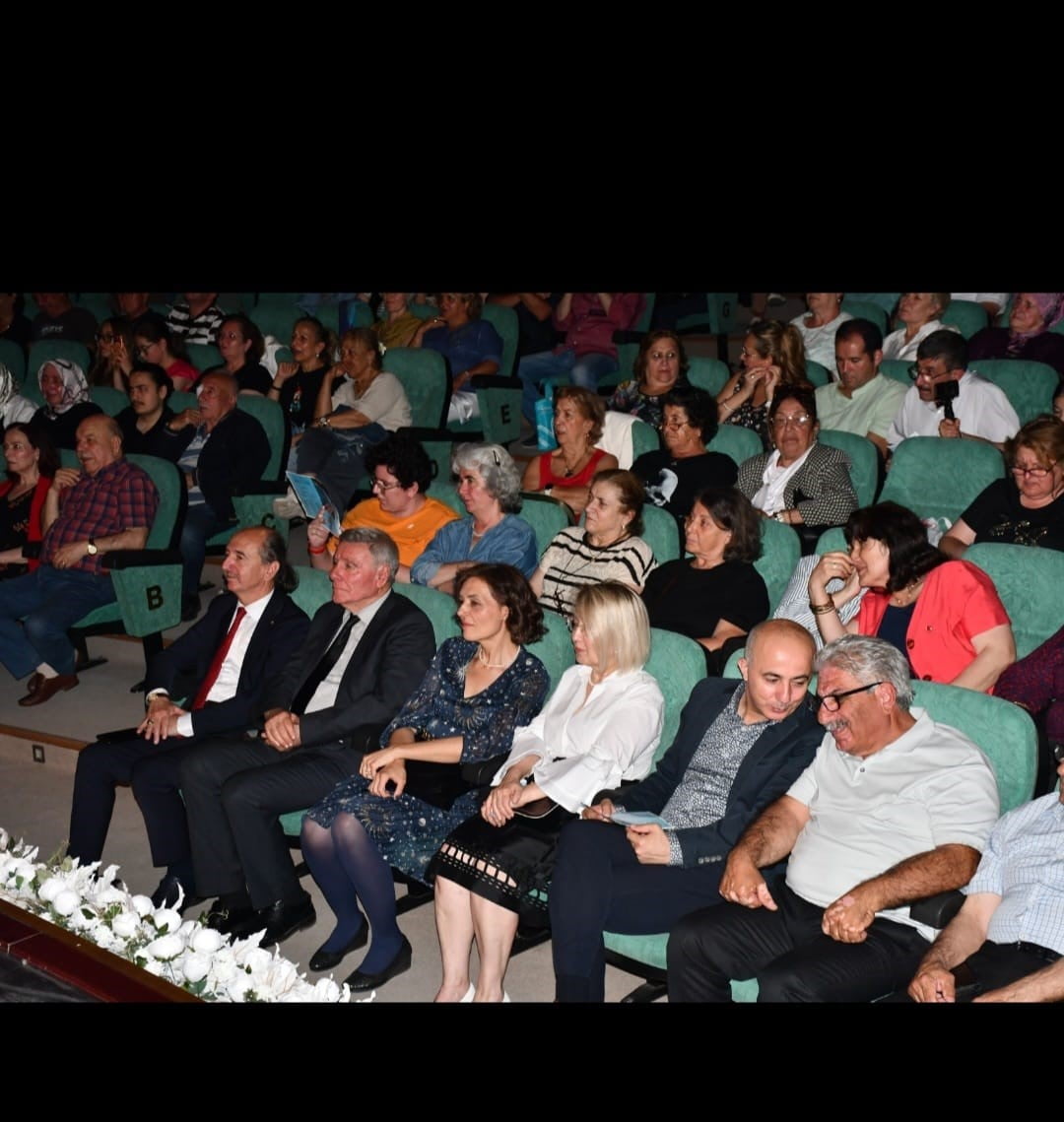 KONSERİ İZLEYEN SANATSEVERLER