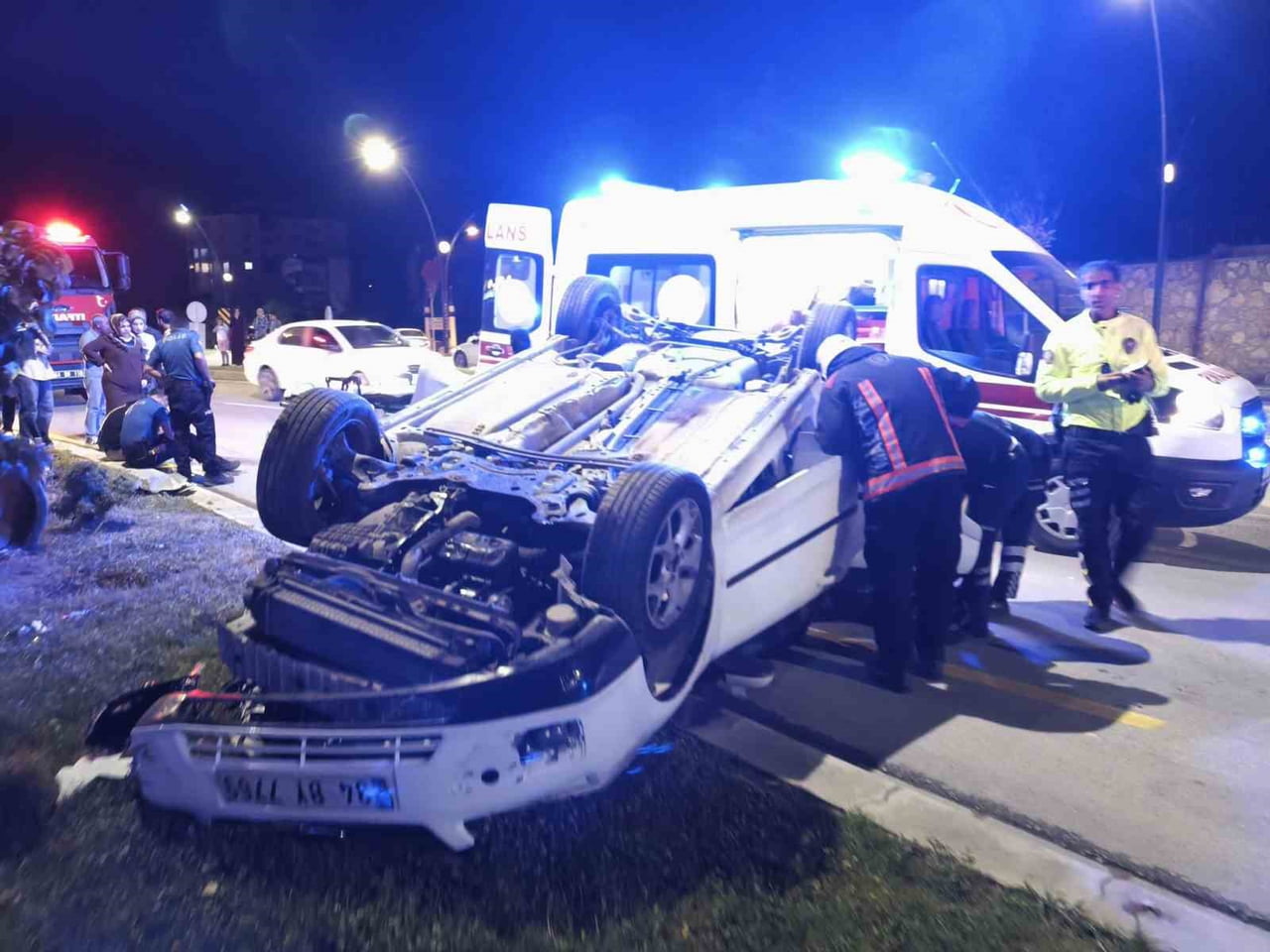 KONTROLDEN ÇIKAN ARAÇ DEVRİLİP TERS DÖNDÜ: 2 YARALI
