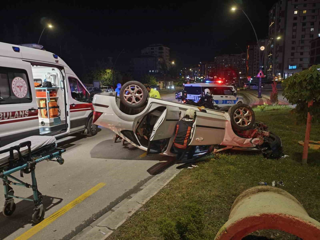 KONTROLDEN ÇIKAN ARAÇ DEVRİLİP TERS DÖNDÜ: 2 YARALI