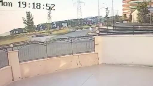 Kontrolden çıkan otomobil havalanıp duvara çarptı...Feci kaza kamerada