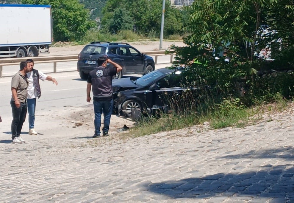 KONTROLDEN ÇIKAN OTOMOBİL KAZA YAPARKEN, 2 KİŞİ YARALANDI