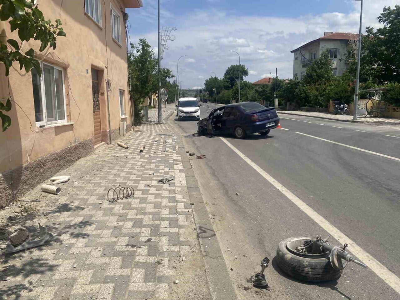 KONTROLDEN ÇIKAN OTOMOBİL ÖNCE BİR BAHÇE DUVARINA, ARDINDAN BİR EVE ÇARPARAK DURABİLDİ