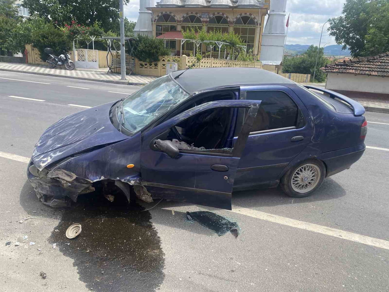 KONTROLDEN ÇIKAN OTOMOBİL ÖNCE BİR BAHÇE DUVARINA, ARDINDAN BİR EVE ÇARPARAK DURABİLDİ