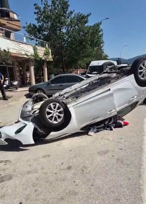 KONTROLDEN ÇIKAN OTOMOBİL REFÜJE ÇARPIP SÜRÜKLENDİKTEN SONRA DEVRİLDİ