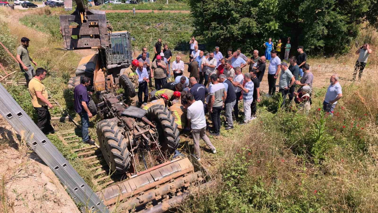 KONTROLDEN ÇIKAN TRAKTÖR KÖPRÜDEN AŞAĞI UÇTU