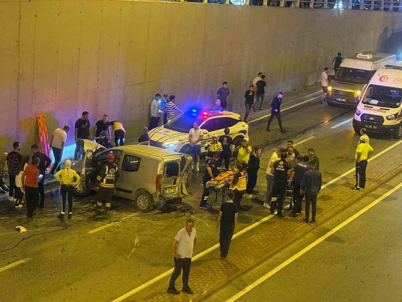 KONYA'DA ALT GEÇİTTE KONTROLDEN ÇIKAN HAFİF TİCARİ ARAÇ KARŞI ŞERİDE GEÇEREK ÖNCE BİR OTOMOBİLE...