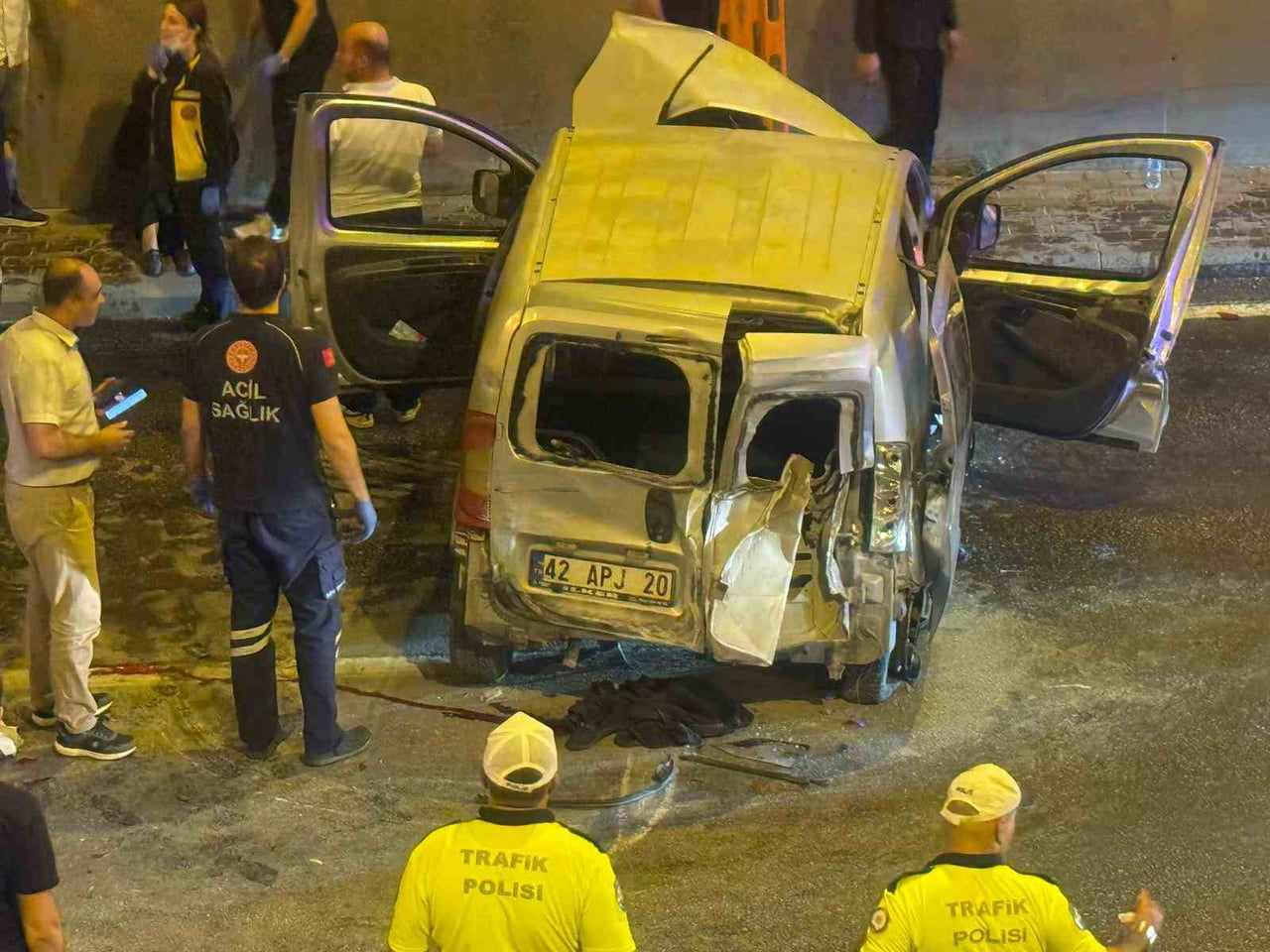 KONYA'DA ALT GEÇİTTE KONTROLDEN ÇIKAN HAFİF TİCARİ ARAÇ KARŞI ŞERİDE GEÇEREK ÖNCE BİR OTOMOBİLE...
