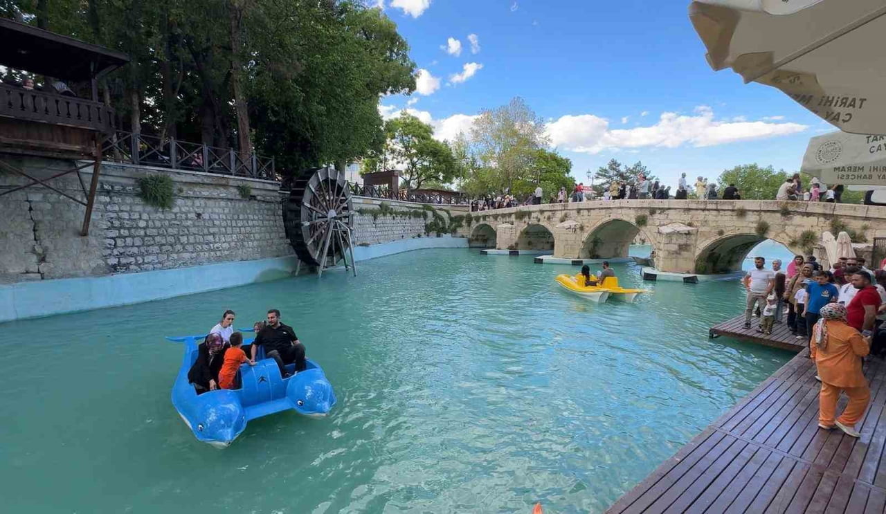 KONYA'DA BAYRAM TATİLİNİ FIRSAT BİLEN VATANDAŞLAR, BAŞTA MERAM BAĞLARI OLMAK ÜZERE PARKLARA VE...