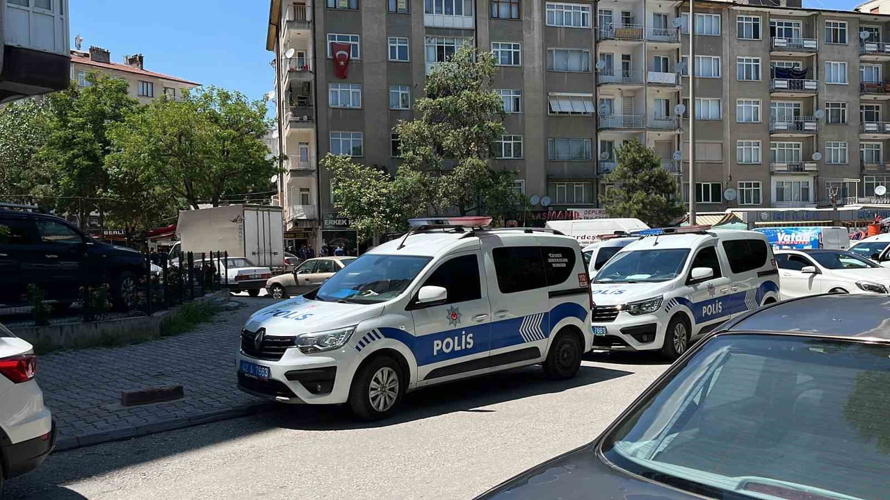 KONYA'DA BİR KİŞİ TARTIŞTIĞI APARTMAN YÖNETİCİSİNİ BIÇAKLAYARAK YARALADI.