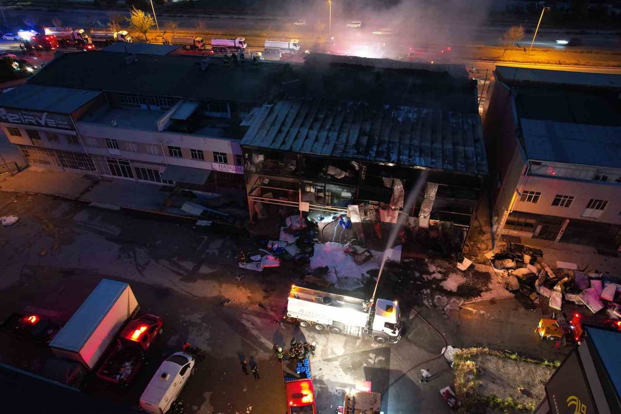 KONYA'DA BİR MOBİLYA FABRİKASININ DEPOSUNDA ÇIKAN YANGIN İTFAİYE VE TOMA EKİPLERİNİN MÜDAHALESİYLE...