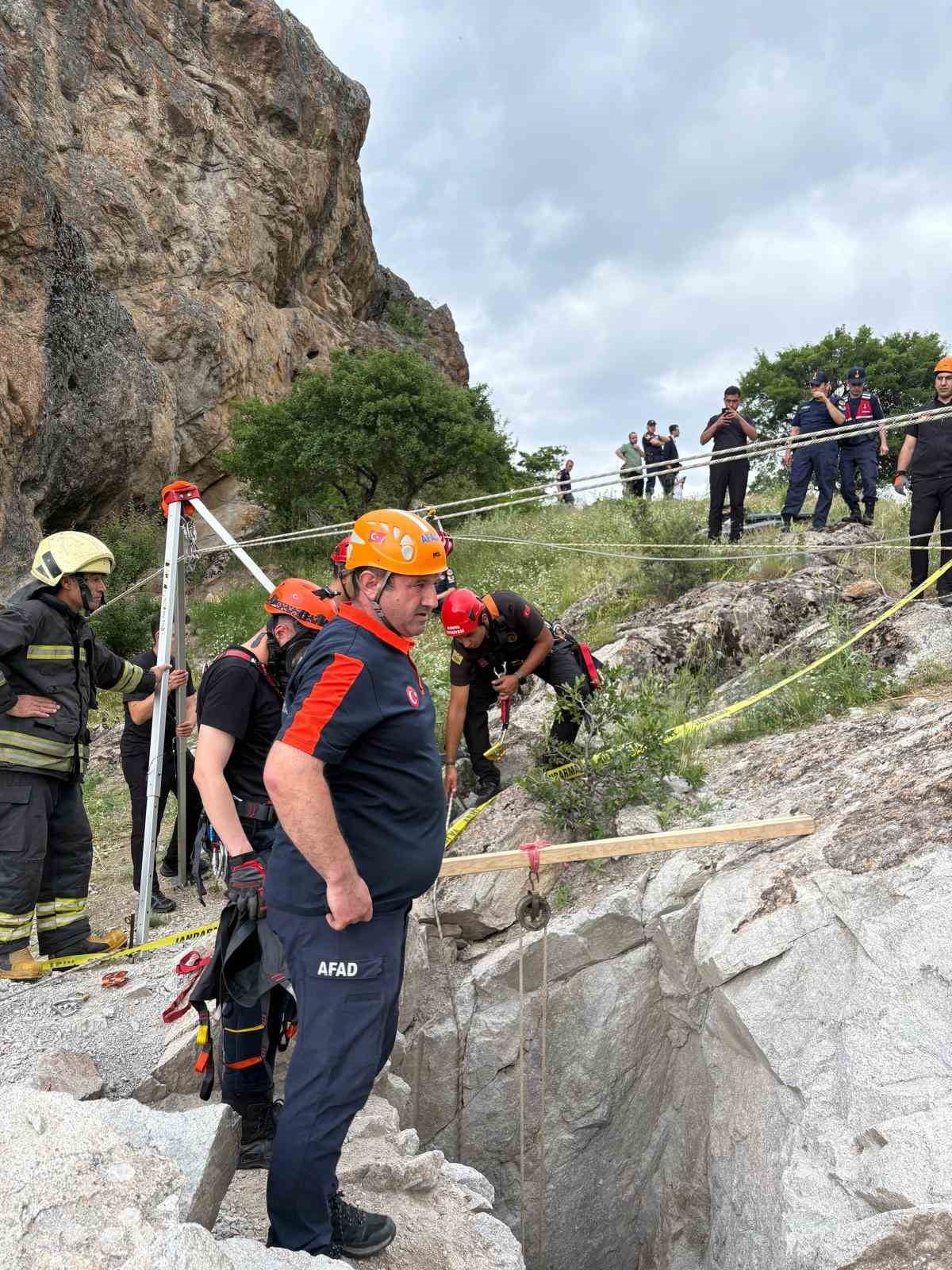 KONYA'DA DEFİNE ARAMAK KAÇAK KAZI YAPAN 2 KİŞİ AÇTIKLARI KUYUDA HAYATINI KAYBETTİ.