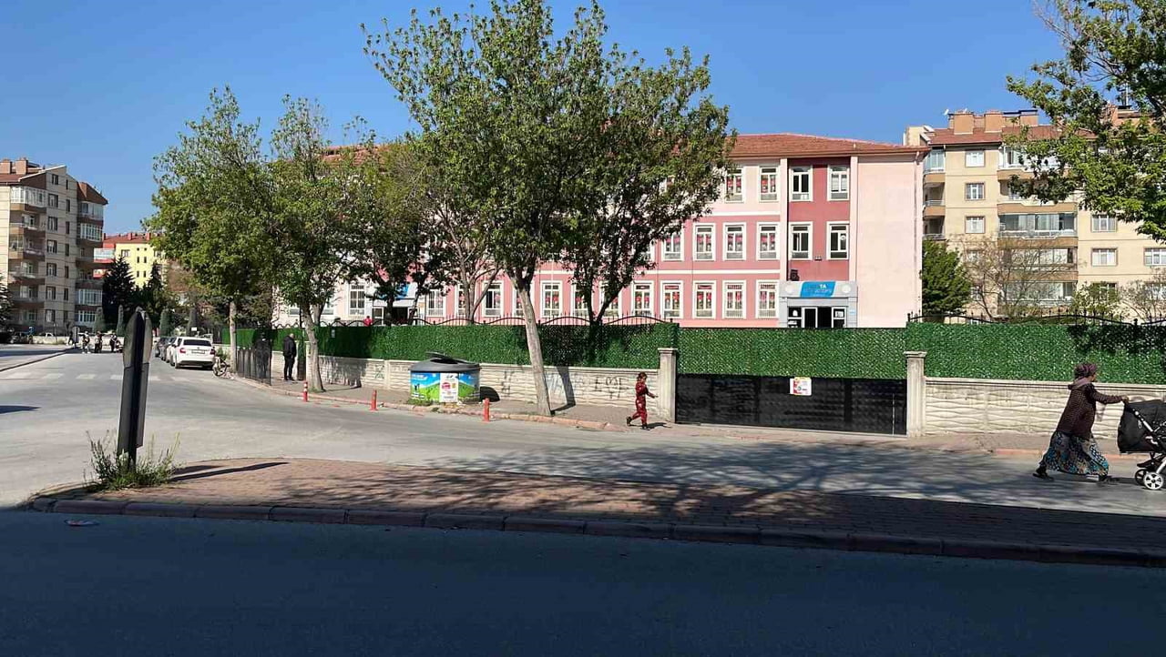 KONYA'DA İLKOKUL ÖĞRENCİLERİ ARASINDAKİ SIRA TARTIŞMASI SONRASI 8 YAŞINDAKİ 2 ÖĞRENCİYİ, DARP EDEN...
